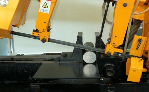 白玉数控带锯床自动送料精度会出现偏差吗？